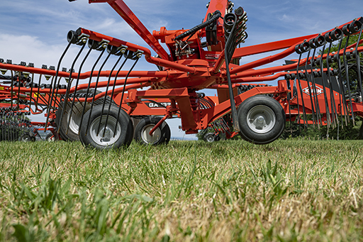 Переваги подвійно вигнутих граблин валкоутворювача KUHN