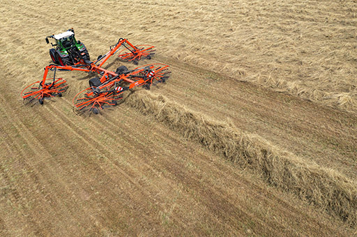 Регулювання валків відповідно до кількості рослинної маси та ширини системи підбирання