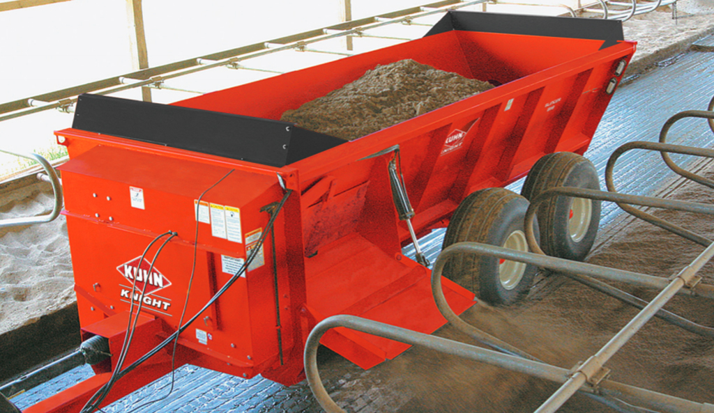 Розкидання різних видів підстилки для тварин