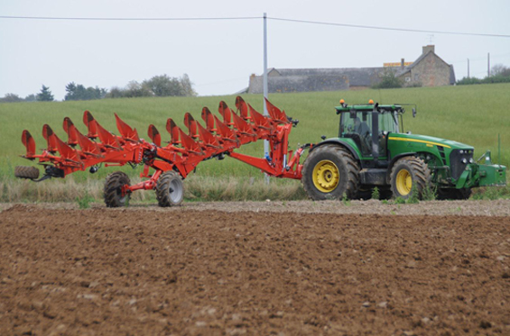 Малий радіус розвороту завдяки поворотній головці плуга 110°
